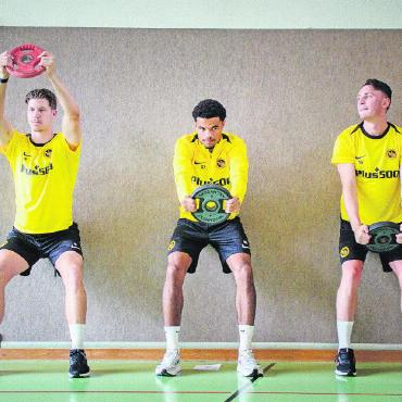 Die Young Boys kicken wieder im Saanenland - Ganzkörpertraining an der Wand.