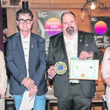 Lions Club Simmental gegründet - Übergabe der Urkunde des Patenclubs Stockhorn: v.l. Frédérique d’Agostino (District Governor), Adrian Straubhaar (LC Stockhorn und Simmental), Kurt Mani (Präsident LC Stockhorn) und Vanessa Wyss (Gründungspräsidentin LC Simmental).