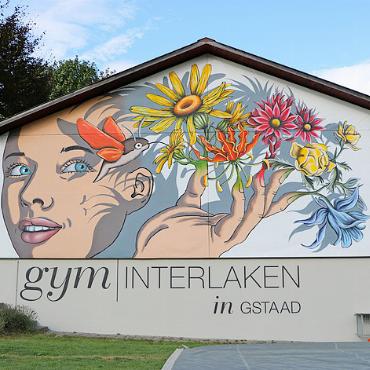 Was wird aus den Ehemaligen des Gymnasiums in Gstaad? - Wandbild des Gymnasiums in Gstaad. FOTO: ZVG