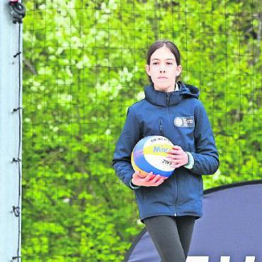 Schweizer Beachvolleyballer schaffen Finaleinzug - Die Temperaturen und der Regen waren auch für die Ballkinder unwirtlich. Aber das hielt sie nicht davon ab, den Spielern den Ball zu reichen.