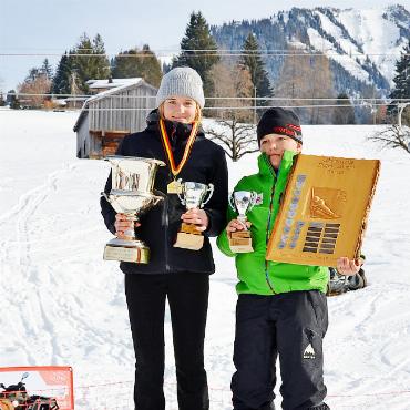 Jugendrennen Gstaad 2026 – Schneesport, Spannung und neue Formate - Die Tagessieger Emily und GianMichel bei der Rangverkündigung.