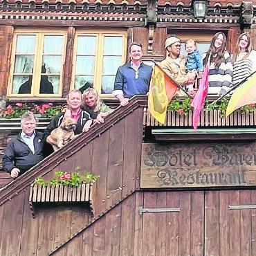 Amerikaner «US» Gsteig - Das grosse «Familientreffen» mit Toni-Beat Romang (ganz links) neben seinem Bruder Arno Romang mit Frau und Hund sowie – oben rechts – Silvia Ueltschi-Romang. Die anderen auf dem Bild bilden den amerikanischen Verwandtschaftszweig. FOTO: ERWIN FÄSSLER, ERWIN TOURS OF SWITZERLAND
