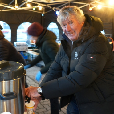 Kampfgeist auf Kufen: die Women’s Hockey Winter Classic - Köbi Kölliker, Organisator des Women’s Hockey Winter Classic, im Einsatz rund um das offene Eisfeld.