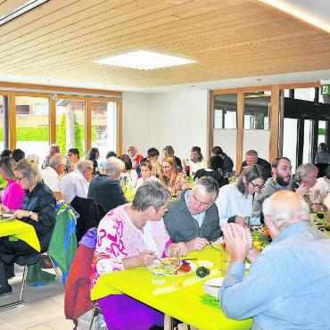 Von der Vergangenheit in die Gegenwart - Gemütliches Beisammensein beim gemeinsamen Mittagessen im Begegnungsraum.