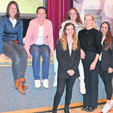 Die Destination Gstaad geht nun bis Zweisimmen - Ariane Ludwig (zweite von links) stellte an der HV ihr Marketingteam vor: Selina Riegert (ganz rechts) und Katrin Haldi (ganz links) erledigen die Medienarbeit. Sie schreiben Texte, machen Bilder und Videos und kümmern sich um die Journalisten. Ann-Julie Trittens (2.v.r.) Aufgaben sind Broschüren, Plakate, Inserate. Die Lernende Melina Reuteler (Mitte hinten) darf sich als Allrounderin in allen Bereichen bewegen. Alena McCarthy (Team Digitalisierung, Mitte vorne) kümmert sich um die Website. Nicht anwesend: Mike von Grünigen organisiert Medienreisen, Claudia Tschudin kümmert sich um die Koordination der Top Events und um den Social-Media-Auftritt. Und Nikola Ludescher kauft Marketingplattformen für die Kampagnen ein, etwa für Plakate am Bahnhof oder im ÖV. FOTO: SONJA WOLF