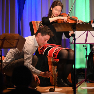Konzert und Märchen und so viele Flöten - Schnell die Noten aufgeschrieben und gut aufbewahrt, bevor wieder eines der Notenblätter davonfliegt.  (Foto: Jenny Sterchi)