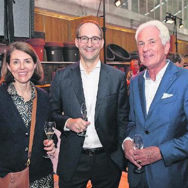 Gäste feiern Start der neuen Festivalsaison - Heiner Lutz (rechts), Verwaltungsrat und Vertreter Hotel Ermitage, mit Verwaltungsrat Mario Marti und seiner Frau Isabelle.