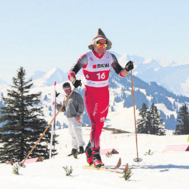 Ein vergnügter Abschied - Jovian Hediger begab sich in antiquarischem Swiss-Ski-Renndress und mit Holzski in die Loipe und zelebrierte so sein letztes Rennen.