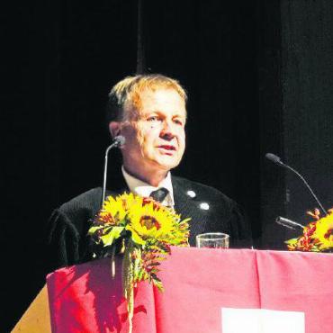 Ein Licht für die Schweiz: So feierte das Saanenland den 1. August - Erich von Siebenthal fordert anlässlich seiner letzten 1.-August-Ansprache als Nationalrat sein Publikum auf: «Betet, freie Schweizer, betet!»