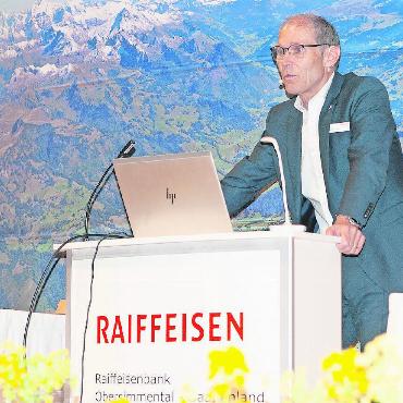 Christoph Däpp ist neuer VR-Präsident - Der Vorsitzende der Bankleitung, Dieter Leopold, an seiner letzten Generalversammlung der Raiffeisenbank Obersimmental-Saanenland. Er tritt auf Ende Jahr zurück.