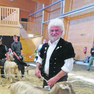 Verdiente Missen und Mister an der Ziegenamtsschau - Präsident Ueli Perren hat mit seinen Ziegen zwei Misstitel erzielt.