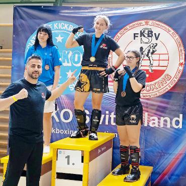 Jahresrückblick 2024 – Sport: Saanenlands Sportelite überzeugte - Stolze Gewinnerin: Alina Kohli, «Swiss Kickboxing Champion», mit ihrem Trainer Cüneyt Günes. FOTO: ZVG