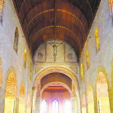 Sankt Nikolaus: der orientalische Wohltäter, geklaute Reliquien und ein Kloster in der Wildnis - Kirche Saint-Nicolas: Oberhalb der Säulenreihen sind beidseitig die «blinden» Seitenfenster des Hauptschiffs sichtbar, die man bei der Dacherneuerung zudeckte. Die gemalten Motive unter den Rundbögen wurden bei der grossen Restaurierung 1926 nach mittelalterlichen Modellen neu erstellt.