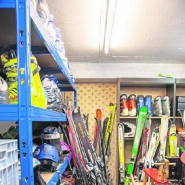 Die Heilsarmee‑Brocki in Saanen verabschiedet sich - Schopfers haben für die Brocki viele Skier, Helme und Skischuhe in gutem Zustand erhalten.