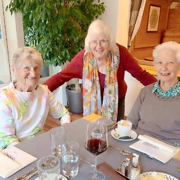 Alle Jahre wieder… Grand Cru Jahrgang 1940 - Elsi Reichenbach-von Siebenthal, Ruth Loosli-Matti und Käthi Besson-Teuscher.