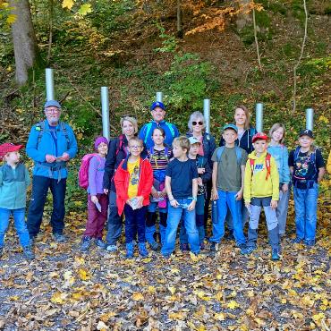 Orfflager 2025 – Unterwegs auf dem Klangweg - Die Teilnehmenden des Orfflagers auf dem Klangweg von Gstaad nach Saanen. FOTO: ZVG