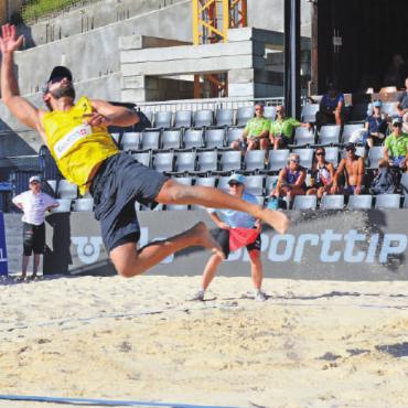 Das Swatch Beach Pro Gstaad - ein Beachvolleyballfest - Der Brasilianer Bruno Schmidt versucht spektakulär den Ball zu erwischen.