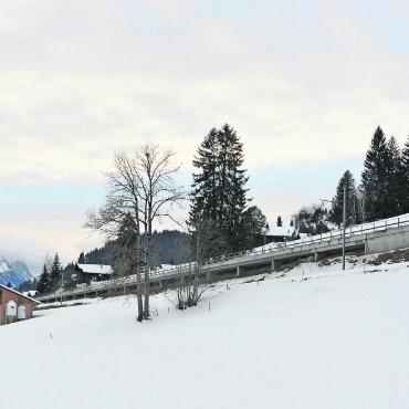 Strom für 105 Haushalte mit Strassengeländer in Schönried - Die Stützmauer und Brücke Sunnige Fang zwischen Schönried und Saanenmöser. FOTO: NICOLAS GEISSBÜHLER