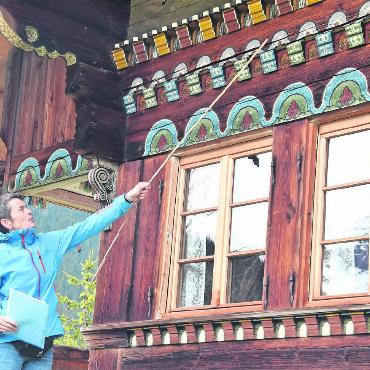 Das Jägerhaus in Lauenen - Die Farben an den Zierbändern wurden wieder dem Original angepasst. Die Würfel waren hellgrün und dunkelgrün, original sind sie blau und grün. Auch wurden die Motive in den Würfeln wieder hervorgeholt. FOTO: ANITA MOSER