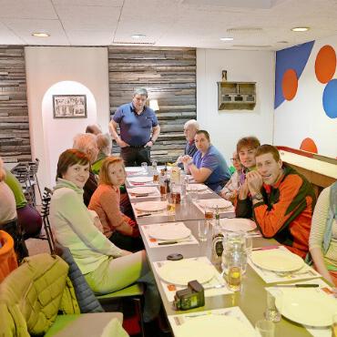 PluSport-Schwimmgruppe: Das war unser 2024 - Pizza-Weihnachtsessen im Curler Pub.