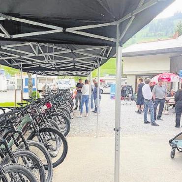 Erfolgreiche Bikeausstellung - Chäsbrätel, Bier und nahezu 100 Bikes in Reih und Glied. FOTO: ZVG