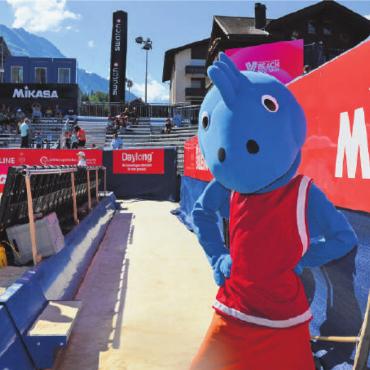 Schweizer Beachvolleyballer Krattiger/ Breer siegen in beiden Auftaktspielen - Alle Jahre wieder ... wie die unzähligen Helferinnen und Helfer gehört auch das Maskottchen Mus Musculus in die Arena.