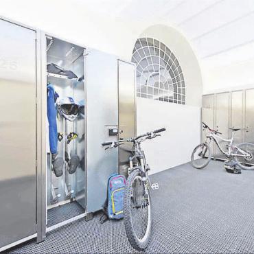 Hotels werden selbst zur Destination - Spinde für die Gäste im modernen Bikeraum. FOTO: ZVG