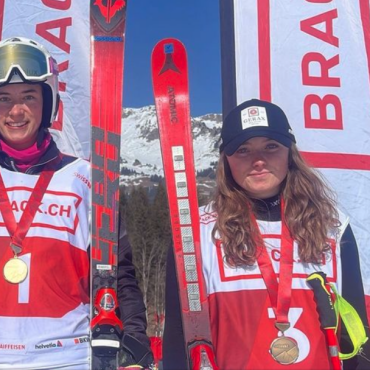 Nationale Vergleiche im Skifahren - So richtig zufrieden war Sue Piller (rechts) mit ihrem dritten Rang nicht, doch das ändert nichts an der Tatsache, dass sie die Drittschnellste des weiblichen Skirennnachwuchses der Schweiz im Riesenslalom ist. Siegerin war Shaienne Zehnder (Mitte) und auf Rang 2 kam Lara Briguet. FOTO: ZVG