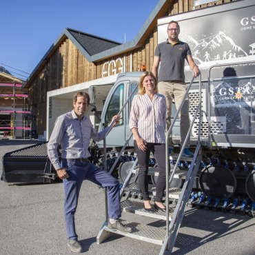 Die Bergbahnen erwirtschaften sich einen Gewinn von zwei Millionen Franken - Matthias In-Albon (Geschäftsführer der BDG, links), Sarah Göschel (Marketing und Führungsunterstützung) und Sandro Karlen (Leiter Finanzen & Administration) vor dem Eggli Talstation. Im Hintergrund wird fleissig gearbeitet: Dort entstehen Personalbüros und ein Sportgeschäft. (Foto: AvS)