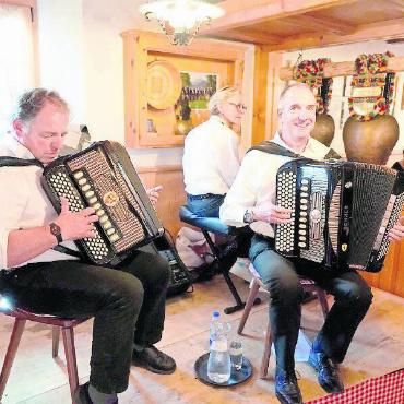 Mit Alphorn, Lampions und Leidenschaft – Nationalfeiertag im Saanenland - Das Trio Brand-Steiner sorgte für gute Stimmung. FOTOS: HANS BETTLER