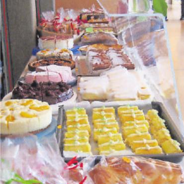 Kleiderverkauf in der MZH Gsteig - Leckeres Kuchenbuffet. FOTO: ZVG