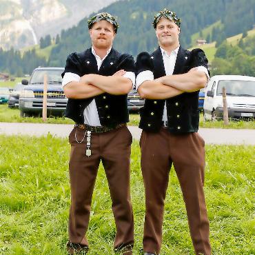 Aellen Florian und Annen Dominic «kranzen» am Oberländischen - Die beiden Kranzgewinner Aellen Florian (links) und Annen Dominic. FOTO: BARBARA LOOSLI