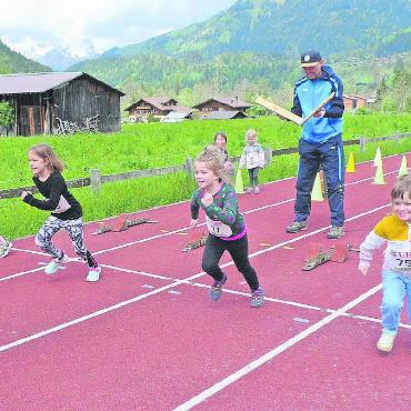 Leonie Steffen holt sich zweimal den Titel der «Gschwindschti Saaneri» - Die kleinsten Mädchen aus der Kategorie 2016 und jünger beim Sprint.