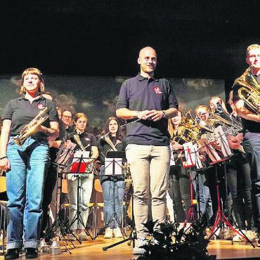 Ein Licht für die Schweiz: So feierte das Saanenland den 1. August - Gelungener Auftakt und tolle musikalische Umrahmung: Die Seeländer Jugend Brass Band unter der Leitung von Glenn Van Looy.