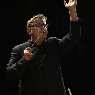 Bach goes Britain: International erfolgreiche Brassband holt Saaner Dirigent - Michael Bach mit der Grimethorpe Colliery Band. Er realisierte mit ihr bereits drei Projekte. (Foto: Philippe Chevalier)