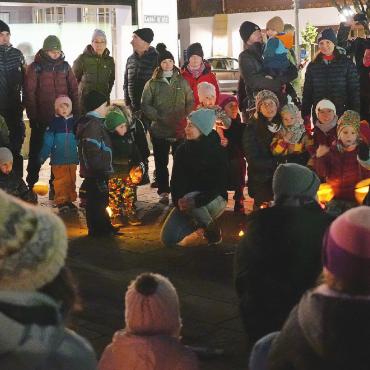 Das «Räbeli» und ich - Die Kinder und ihre Familien stehen im Laternenkreis und singen Lieder. FOTOS: PAULA MITTAG