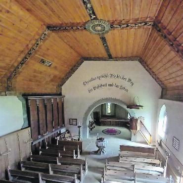 500 Jahre Kirche Lauenen: Sankt Petrus, Peter Tüller und der Petersdom - Vor der Reformation standen im Chor und beidseitig vor dem runden Chorbogen katholische Altäre. Das Taufbecken gehörte zur Originalausstattung, wurde aber verschoben. Die geschnitzte Holzdecke wurde wahrscheinlich 1529 fertiggestellt (wie die Jahreszahl bei den drei rätselhaften Hasen verrät).