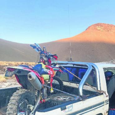 Mit zwei Rädern auf über 6725 Meter über Meer zum Weltrekord - Die Bauern, bei denen er untergekommen ist, haben sein Motorrad auf dem Pick-up befestigt, damit sie eine Tankstelle aufsuchen konnten.