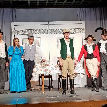 Venezianische Theaterkultur im Turbach - Bildlegende von links: Hans-Ruedi Romang/Wirt Brighella; Deborra Perreten/Smeraldina, Magd von Clarice; Mathias Reichenbach/Dottore Lombardi, Gelehrter; Zoe Herrmann/Clarice, Tochter von Pantalone; Patrick Matti/Sohn von Dottore Lombardi; Stefan von Siebenthal/Truffaldino, Diener; Olivia Zmoos/Beatrice Rasponi; Alexander Raaflaub/Florindo; Mathias Moser/Pantalone, Aristokrat; Orlando Hählen/Kellner im Gasthaus. FOTOS: EUGEN DORNBIERER-HAUSWIRTH