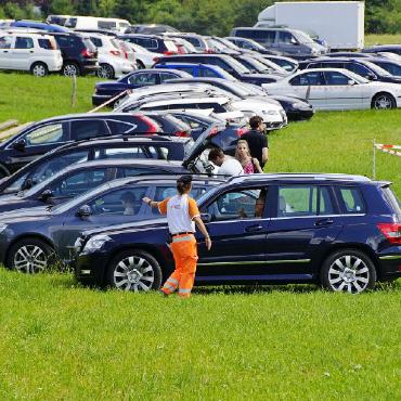 «Unsere Freizeit für Ihre Sicherheit!» - Die Verkehrskadetten helfen zum Beispiel beim Parken an Grossanlässen…