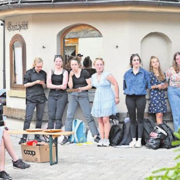 Musik im Pavillon drang auf die Promenade - Der Musiklehrer Roland Neuhaus (rechts im Bild) begleitete hier und da am Klavier. Aber er konnte das Konzert auch im Publikum verfolgen, denn die Schülerinnen und Schüler waren oft selber an den Instrumenten.