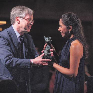 Neuer Olivier Berggruen Prize geht an Pallavi Mahidhara - Oilvier Berggruen überreicht die Skulptur von Mai-Thu Perret an Gewinnerin Pallavi Mahidhara.