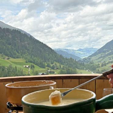 Feierliche Einweihung des XXL-Fondue-Caquelons in Gsteig