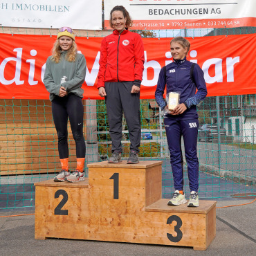 Wetterglück am 45. Arnenseelauf - Die schnellsten Frauen it der einheimischen Sinja Reuteler (Grund) auf Rang 2. FOTO: HANS BETTLER