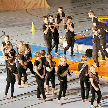 Eine fabeltastische Turnshow - Polysport und die Gymboys präsentierten kraftvoll den «König der Löwen».