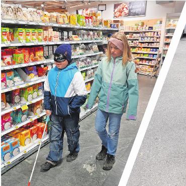 Barrieren sichtbar machen - Bogdan und Mia von der OS Schule Gsteig-Feutersoey testeten, wie es ist, wenn man blind einkaufen geht.