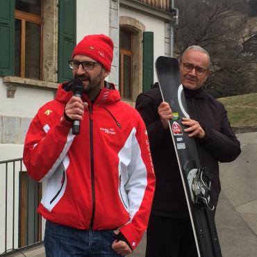 Olympisches JFK-Gold geht an das Team Kilimanjaro - Roland Haldi mit seinem olympischen Board.
