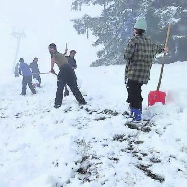 Die komplexe Herausforderung des Beschneiens - Das Team der BDG und Skischule beim Schaufeln des Lifttrassees am Eggli. FOTO: ZVG