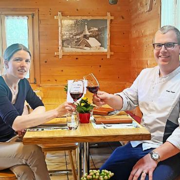 E-Postauto nach Abländschen in voller Fahrt - Heidi und Simon Dänzer vom Restaurant Zitbödeli. FOTO: ZVG