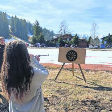 Teamgeist mit «Schnee» und Spass kombinieren - Ob die Nadel auf der Dartscheibe landet?